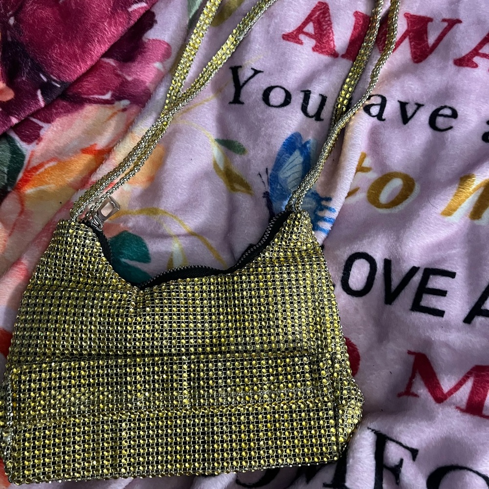 Gold Metallic Shoulder Bag with Vintage Glamour - Picture 2 of 3